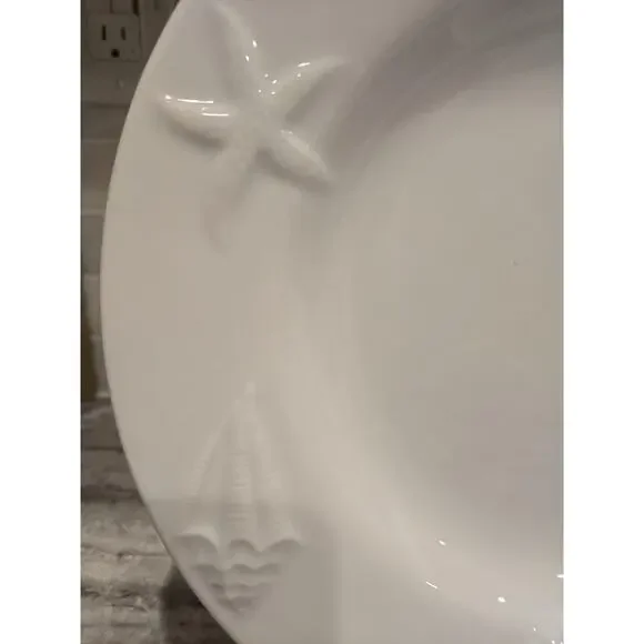 Pottery Barn Seashore Dinner Plates Set Of 2 White Seashell Starfish Nautical - Picture 3 of 10